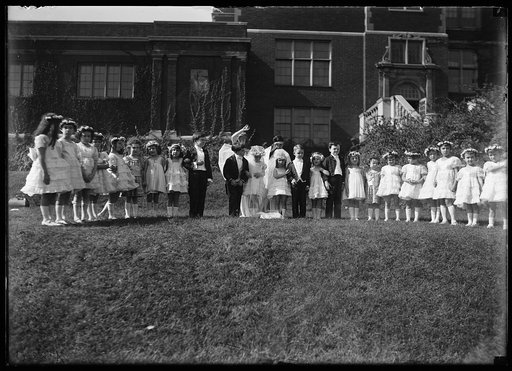 Children; Tom Thumb wedding?