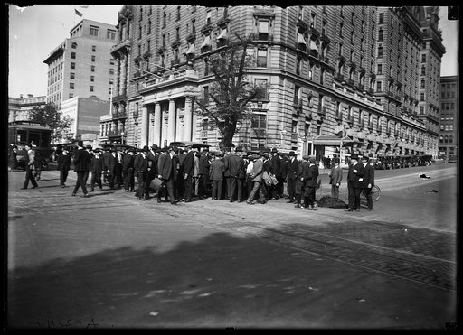 Street scene in front of Willard Hotel, Pennsylvania Avenue, Washington, D.C.