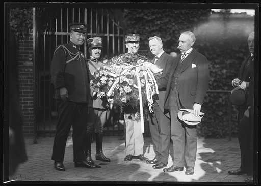 Flowers at George Washington's tomb, Mount Vernon, Virginia; Josephus Daniels, 2nd from right