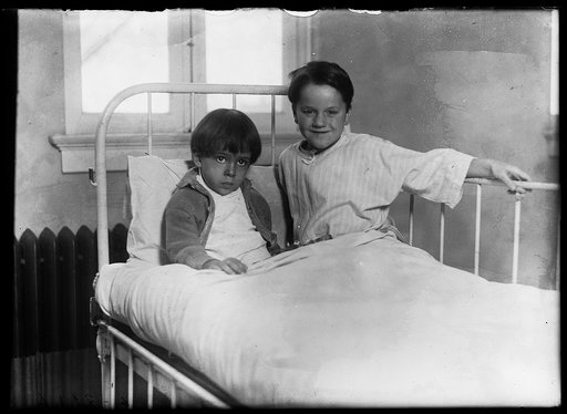 Hospital: children in bed