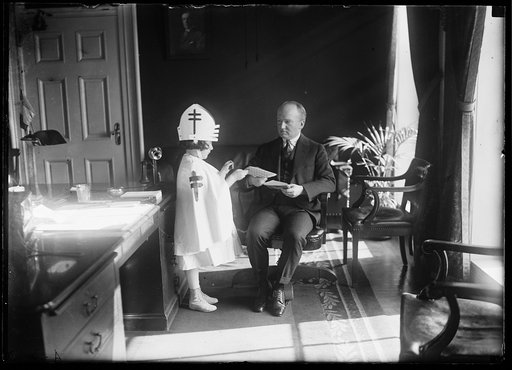 Little Miss Adrian Myers, delivery seals to Tumulty for Pres. Wilson