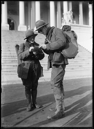 ...] and Mrs. F.M. Richards (Hikes) [U.S. Capitol, Washington, D.C.