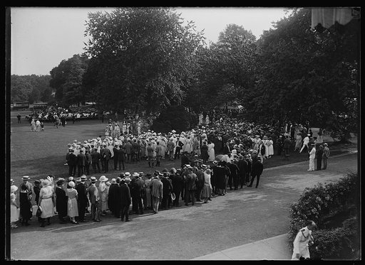 White House lawn party [à] soldiers