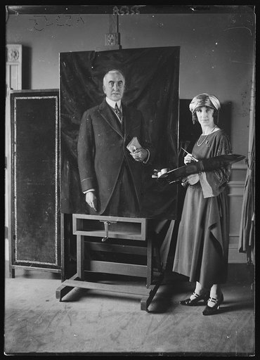 Miss Margaret Williams Lindsay, artist from Cardiff Wales, painting Pres. Harding portrait