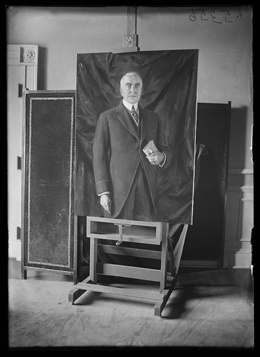 Miss Margaret Williams Lindsay, artist from Cardiff Wales, painting Pres. Harding portrait