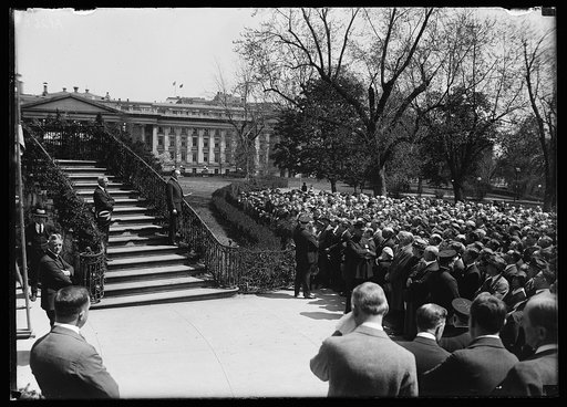 Calvin Coolige facing group outside White House, Washington, D.C.