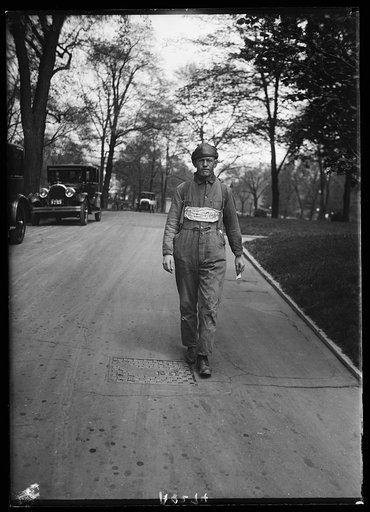 Walking from San Francisco to N.Y. for his health, W.E. Cambell stops at White House. He left Calif. Oct. 23rd, 1923, and arrived in Wash.