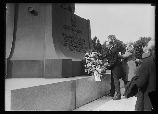 Pres. Coolidge laying a wreath at Arlington, May 15th