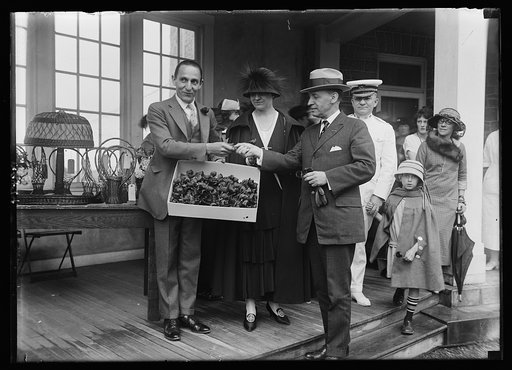 Poppies being sold to Gen. and Mrs. Hines at Mt. Alto Hospital