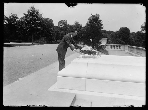 R.L. Chambers, places a wreath on the grave of the unknown soldier at Arlington Nat'l Cemetary, while the Nat'l Convention of Disabled Amer. Veterans is observing a period of silence at Salt Lake City. The wreath was placed at exactly 12:30 standard eastern time, June 23rd. The ceremony extended ove