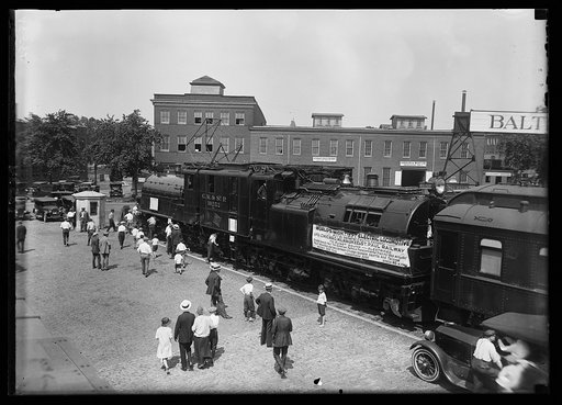The largest and most powerful locomotive in the world now on exhibition in Wash. This electric engine is being exhibited by the Chicago, Milwaukee, and St. Paul Railway and the General Electric Co.