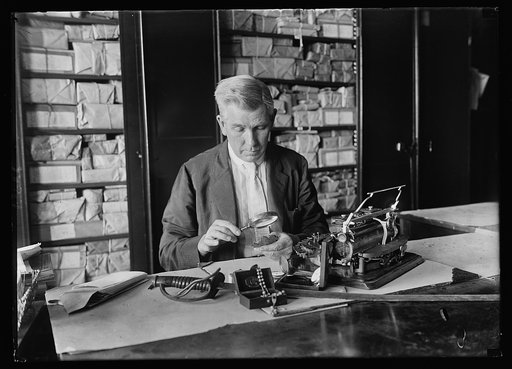 John W. Robbins of the Comptrollers General's Office holds the secrets of 1,000,000 Americans [...] These secrets are in the form of packages containing the belongings of soldiers and Robbins task is to find surviving relatives and restore the packages to them