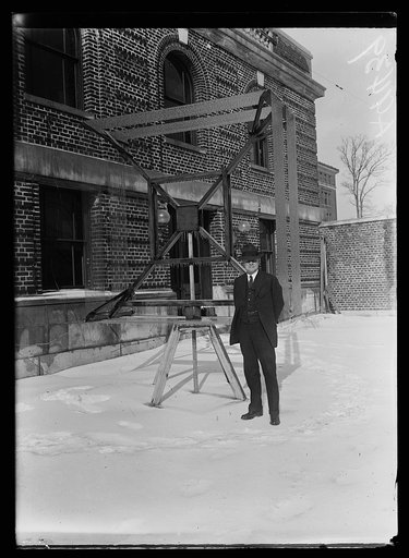 Radio with wire-loop antenna