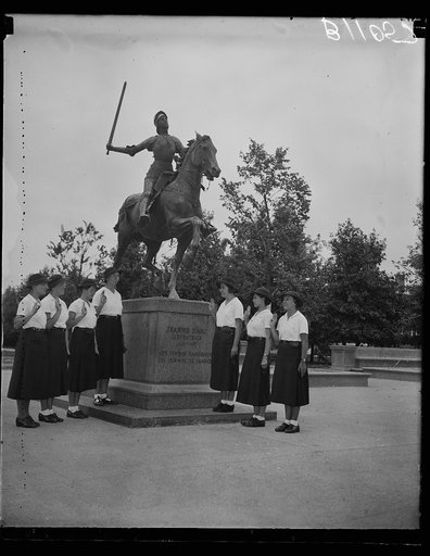 Group os women at Jeanne d'Arc statue