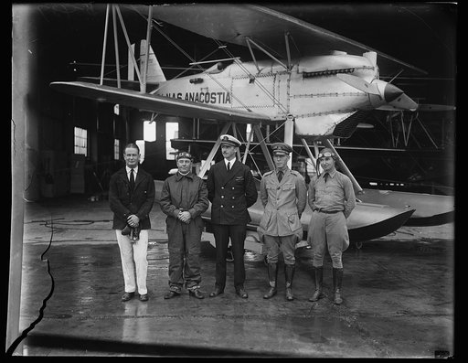 Group at amphibian aircraft [...] "Anacostia"