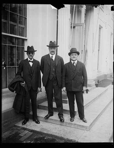 Delegates from Peru and Chile to Tacna-Arica Plebyscite Commission call on President Coolidge. J. Morrow, center, Chairman of the Tacra- Arica Plebiscite on, presented the delegates from Chile and Peru to President Coolidge at the White House today. Louis Resopatron [...] is the left and Col. O.H. C