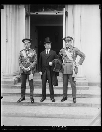 President Coolidge greets Commander Francesco De Pinedo, Italian aviator. Commander Francesco de Pinedo, the daring Italian flyer whose flight around the world was interrupted with accidental burning [...]plane at Roosevelt Dam, Arizona, was greeted by President [...]ge at the White House today. He 