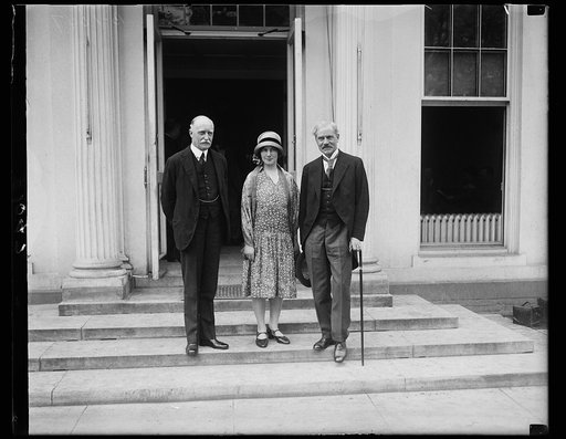 Former Prime Minister of Great Britain is received by President Coolidge. Accompanied by his charming daughter, Ishbel, the former Prime Minister of Great Britain, Ramsay McDonald, was received by President Coolidge at the White House today. He was presented to the Chief Executive by Sir Esme Howard