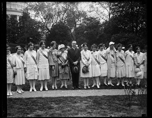 President Coolidge and pages at Convention of Daughters of 1812. The pretty girls from all parts of the country who are acting as pages at the annual convention of the Daughters of 1812 in Washington, were greeted by President Coolidge at the White House today. In the center of photograph, left to r