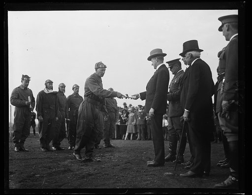 President Coolidge presenting major Herbert A. Dargue [...]tificate of the distinguished flying service cross at the [...]ican flyers arrive in Washington