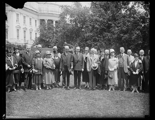 Naval Academy graduates of '81 call on President Coolidge. Members of the graduating class of the United States Naval Academy in 1881 were received by President Coolidge at the White House today. They are on their way to see the 1927 class at the Naval Academy graduate tomorrow. In the center of gro