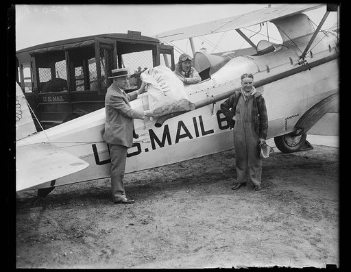 Mail brought to Washington by Former [...]ddies in Air Mail Service. [...]huge batch of mail for Col. Charles A. Lindbergh [...]rt and Harry G. Smith, night flyers in Uncle Sam's [...]ce, arrived in Washington today. Both of these [...]ddies" of Col. Lindbergh. In the photograph, left [...] liam Moo