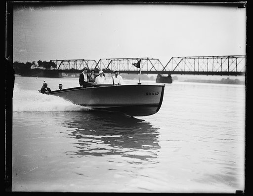 Power boat on Potomac River
