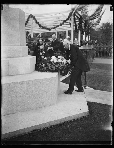 Frank Kellogg laying wreath