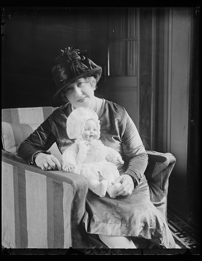 "Lady Edison" with latest invention: an air baby doll that can be bathed. Miss Beulah Louise Henry, of North Carolina and a direct descendent of Patrick Henry, is often called the "Lady Edison" because of her many inventions. She arrived at the Patent Office in Washington today to consult with Uncle