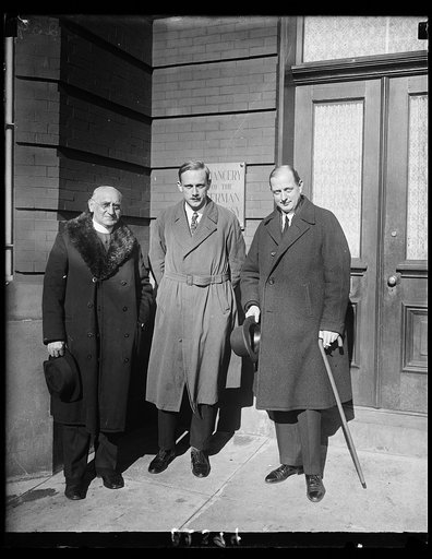 Noted German track star arrives in Nation's Capital. Dr. Otto Peltzer, (center) German track star, holder of three world records and conquerer of both Paavo Nurmi and Edvin Wide at 1,500 meters, arrived in Washington today where he will be a guest of Georgetown University for a brief stay. He is sho
