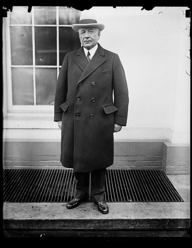 Presidential candidate calls on Presidential Coolidge, Frank O. Lowden, former Governor of Illinois and a candidate in the next presidential race, called on President Coolidge at the White House today