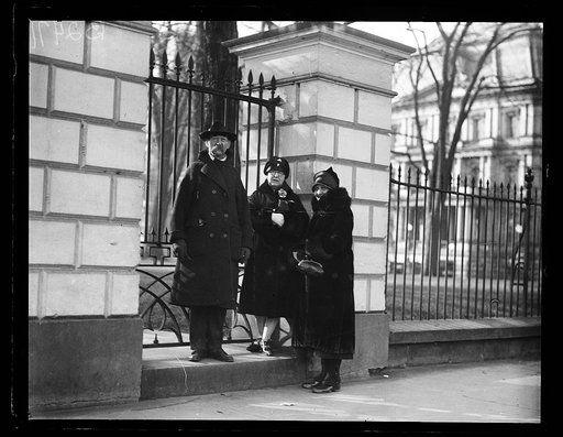 Group at White House fence. Washington, D.C.