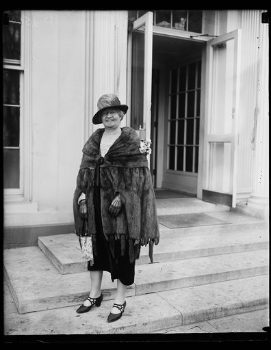 Discusses agricultural conditions with president. Mrs. Asle J. Gronna, wife of the late United States Senator from North Dakota and admitted expert on farm matters, snapped leaving the White House today. Mrs. Gronna discussed agricultural matters at length with President Coolidge stating that with p