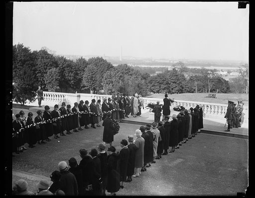 ...] War mothers placing wreaths on tomb of unknown soldier on Mother's Day. A touching scene at the tomb of America's Unknown soldier today, "Mother's Day" as members [...] the gold star mothers and American War [...] others passed thru a lane of white carnations to place wreaths at the bier of thi
