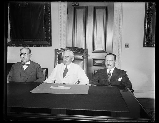 Frank Kellogg, center