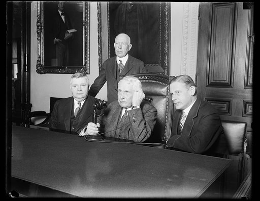 Telephone communication to Austria from United States is established. Telephone communication between the United States and Austria was inaugurated today when the Secretary of State Frank B. Kellogg talked to the American Minister in Vienna Albert Henry Washb[...] and high Austrian officials. In the