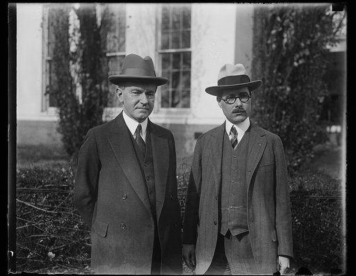 Commander-In-Chief of Veterans of Foreign Wars presents legislative program to president. President Coolidge and Lieut. Eugene P. Carver, Jr., of Boston, Mass., Commander-in-Chief of the Veterans of Foreign Wars, photographed at the White House today shortly after Commander Carver presented the legi