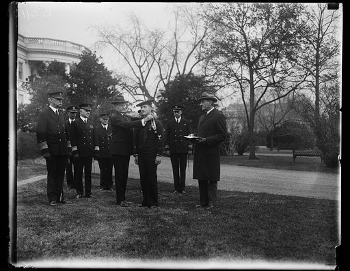 President Coolidge presents Congressional Medal of Honor to sailor Hero. William Russel Huber, Machinist Mate, First Class, United States Navy, receiving from President Coolidge today the Congressional Medal of Honor awarded to him for an act of outstanding heroism. After a boiler explosion on the U