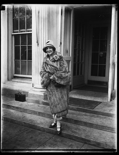 Ganna Walska meets President Coolidge. Ganna Walska the opera singer who in private life is Mrs. Harold McCormick, snapped at the White House today after being received by President Coolidge