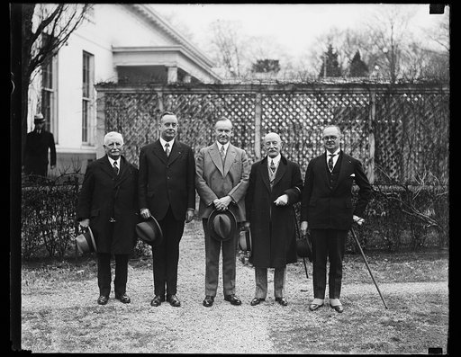 Military Order of the World War endorses president's speech. A delegation from the Military Order of the World War called at the White House today to present President Coolidge a set of resolutions complimenting him and supporting him on his Armistice Day speech. In the photograph, left to right: Ma