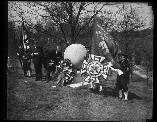 Assistant Secretary of Navy rays tribute to Late Rear Admiral Peary. Memorial services commemorating the twentieth anniversary of the discovery of the North Pole by Rear Admiral Robert E. Peary were conducted at the grave of the explorer in Arlington National Cemetery today under the suspices of the
