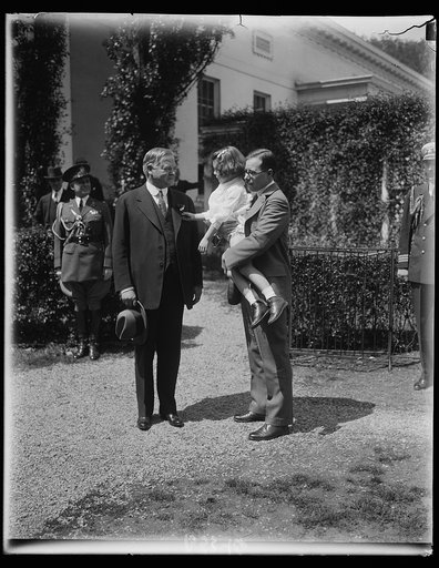 President Hoover receives first "Buddy Poppy". Eugene S. Carver, Commander-in-chief, Veterans of Foreign Wars, holds little Betty Boyer of Washington, while she pins the first "buddy poppy." The poppies are sold every year at this time for the benefit of American Veterans of Foreign Wars