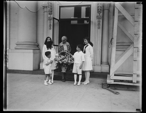 Mrs. Hoover, children on May Day [White house, Washington, D.C.