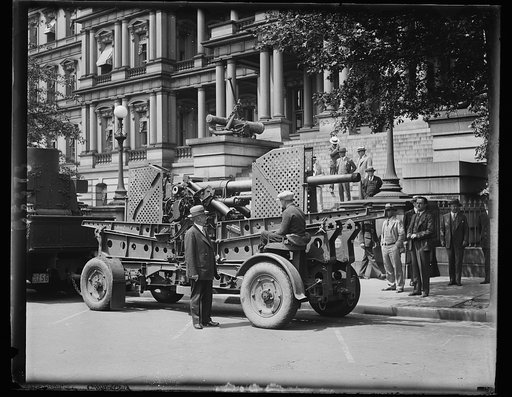 Secretary of War inspects latest mobile anti-aircraft unit of U.S. Army. When Uncle Sam's latest mobile anti-aircraft unit was exhibited beside the White House on Avenue today, Secretary of War James W. Good was the first to inspect it