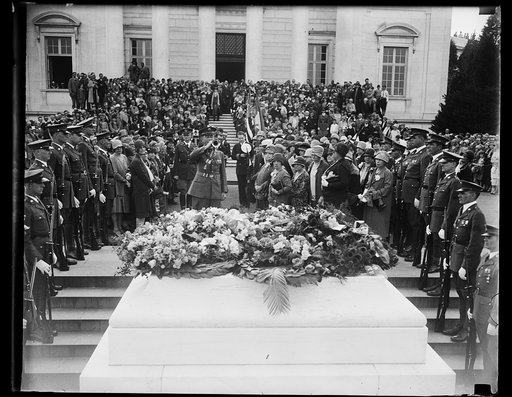 American war mothers pay tribute to unknown soldier on Mother's Day. Mother's Day in Washington was fittingly observed when the American War Mothers, many of them Gold Star Mothers, journeyed to Arlington National Cemetery where they paid tribute to America's Unknown Soldier. This scene shows Sergea