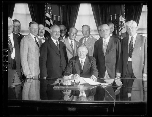 President Hoover signs Farm-Relief Bill. President Hoover signing the Farm-Relief Bill at the White House today, thereby making the measure which provides for a $500,000,000 revolving fund to stabilize agriculture and stiabilize agriculture and stimulate co-operative marketing, the land. Others in t