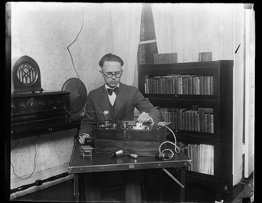 The Radio Robot. Ralph Stair of the Bureau of Standards has invented the Radio Robot, an electrical and mechanical trouble-shooter for radio receiving data. It is almost a human detective in finding radio troubles, testinng and "pepping up" vacuum tubes, testing radio parts and complete receiving se