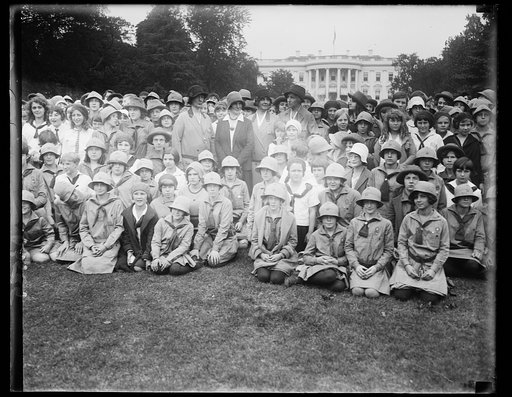 ...] MacDonald sets "neighbors," The White House hostess? of No. 10 Downing Street, London, met today in neighborly fashion without pomp or ceremony. Mrs. Hoover even invited her little friends the Girl Scouts from "around the corner" to meet the daughter of Great Britain's noted Premier. Mrs. Hoove