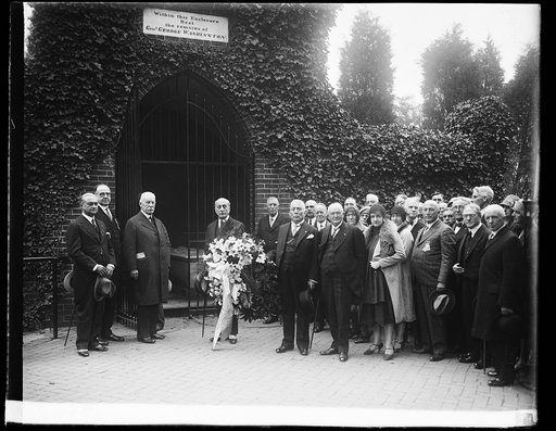 Masons pay tribute to George Washington. Scottish Rite Masons attending sessions of Supreme Council, thirty-third degree of Scottish Rite, Southern jurisdiction, placed a wreath on the tomb of George Washington at Mt. Vernon yesterday. The Father of His country was a Master Mason. In the photograph,