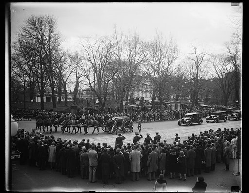 On the way home. After simple rites in the East Room of the White House this morning, the casket containing the remains of the late Secretary of War Good was born on an artillery caisson [...] the Executive Mansion to the Union Station. From there, it started on the last journey to Cedar Rapids, Iow